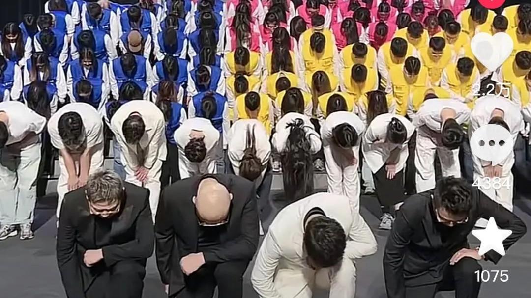 他单膝下跪，宣布回归！