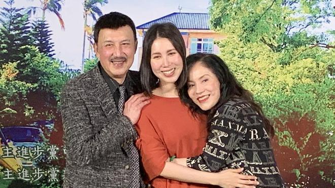 74岁母痛失爱女余苑绮，冥诞之日紧抱骨灰坛泣不成声，深情悼念难舍离别