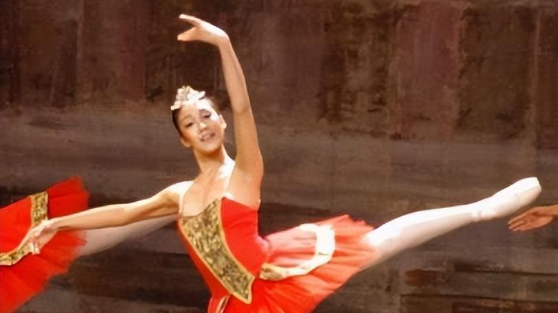 她曾是赵本山干女儿，曾在事业巅峰传出与干爹绯闻，如今家庭美满