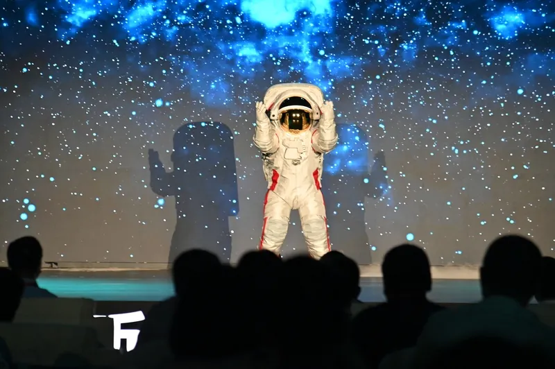 马斯克转发中国登月服后吐槽：再看看美国