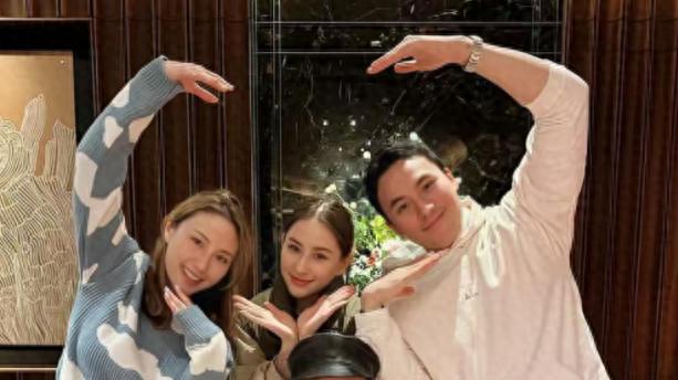 被70岁陈婉珍的状态惊艳到：穿衣艳、脸蛋圆、头发卷，老了才贵气