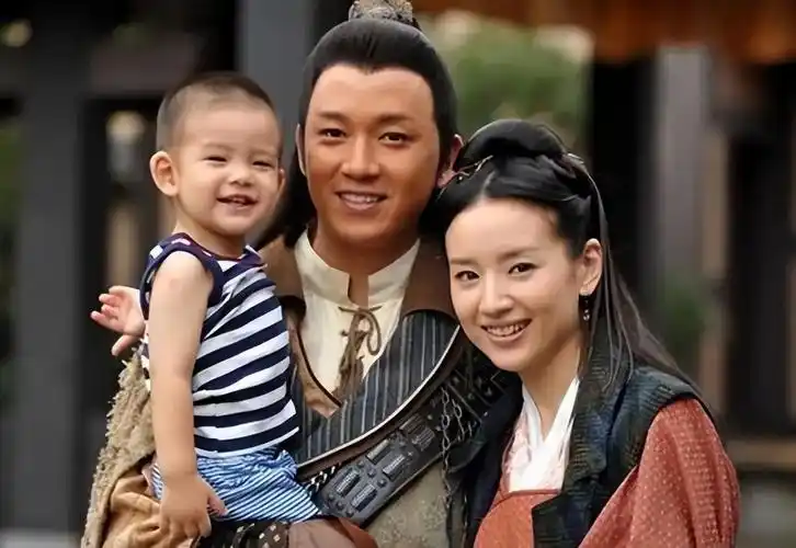 和董洁离婚后，潘粤明和小10岁女友低调恋爱、同居，在一起已7年