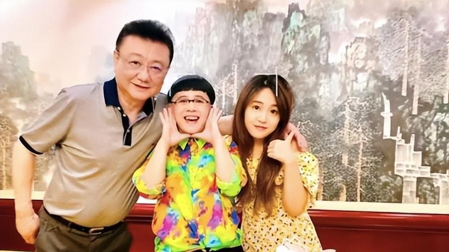 金龟子与亲家母同框似小丑，造型滑稽很失败，引网友吐槽：不稳重