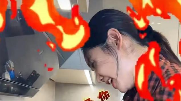 秋瓷炫在家下厨不让于晓光动手，特意学中餐，两口子吃饭都要亲亲