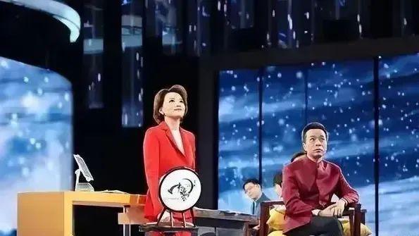才子配佳人！央视主持人董卿和康震传来最新消息，网友：好般配