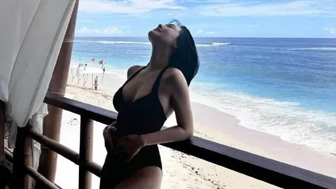 46岁小S自信展示好身材！身材毫无赘肉，皮肤白皙精致，模样年轻