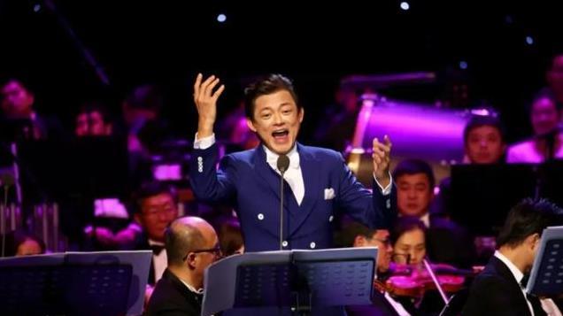 他是世界顶级歌唱家，结婚26年，离婚后娶小30岁娇妻