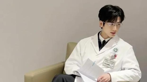 《爱你》爱奇艺即将播出！张凌赫领衔主演，医生造型帅出新高度，氛围感超甜~