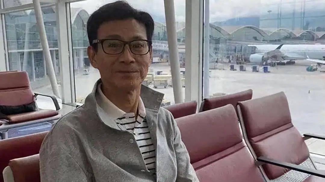 76岁郑少秋带三婚娇妻买豪车，妻子穿搭时尚年轻，小女儿很漂亮