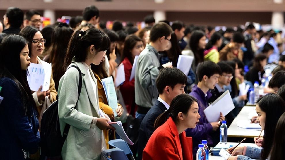 “不如厕纸含金量高”，大学生晒简历被群嘲，网友：你真不冤枉