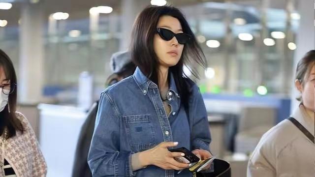 全智贤现身上海虹桥机场，走路生风气场全开，虹桥机场变秀场！