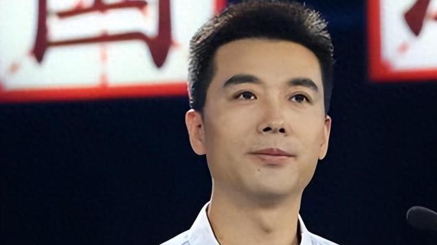 央视主播郭志坚，低调隐婚妻儿幸福，却不顾名声送父母去养老院