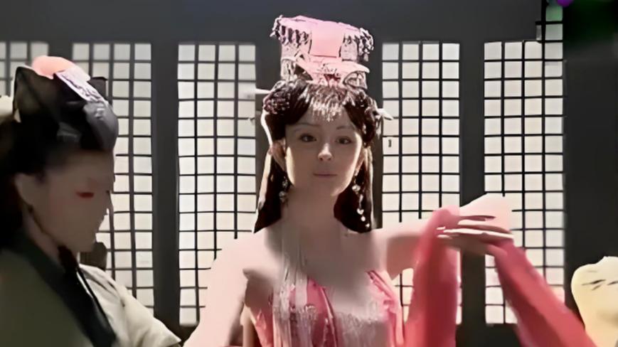 杨幂19岁时有多撩？当她舞姬照片流出后，简直是最美的苏妲己