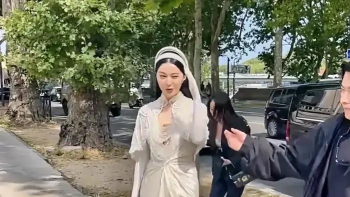 43岁范冰冰巴黎街头风采依旧，岁月沉淀下的别样魅力，如30岁宝妈