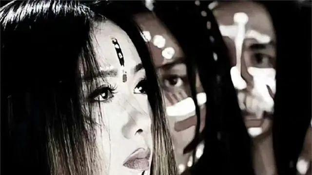 杨丽萍仙气全无，指甲也剪了，常年吃花瓣水，如今65岁拄拐杖出行