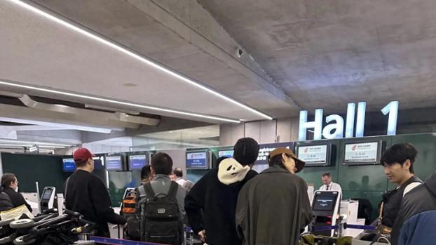 刘雯井柏然机场被偶遇，刘雯扎两麻花辫好小女人 挽着井宝幸福甜蜜