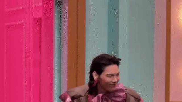 尖叫之夜：邓为银发撕漫男，成毅翩翩公子 都不及向佐粉色女装抢眼