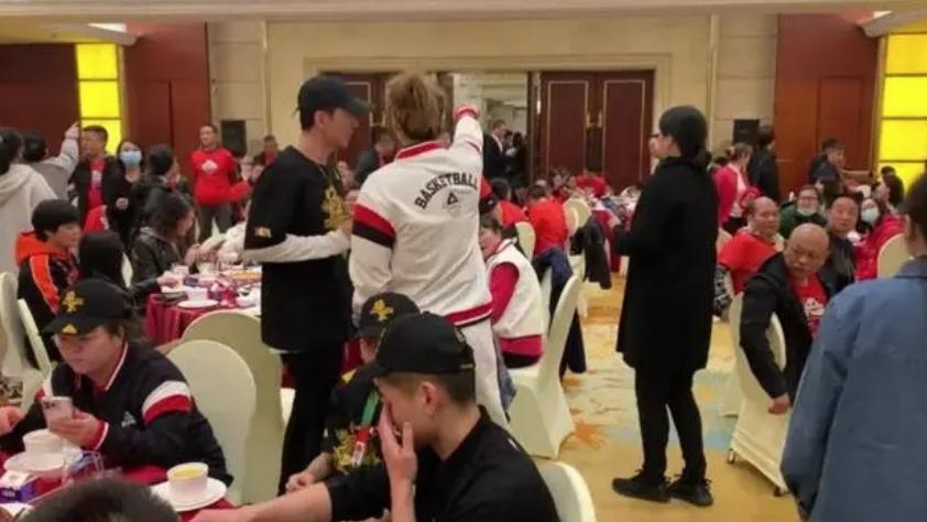 四川女篮夺冠庆功！吃豪华大餐 谭维维和李梦合唱 投资人高喊雄起