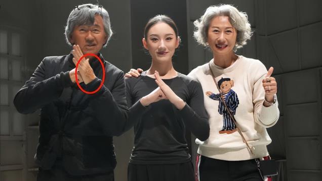 54岁莫文蔚也老了，素颜看演出，断崖式衰老，网友辣评：又老又丑