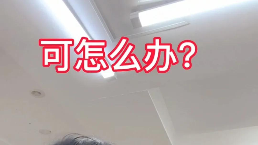 42岁草帽姐疑怀二胎，穿长裙双手护肚孕味十足，上月儿媳刚生闺女