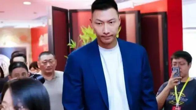 易建联为何一直沉默？名记：大概率被做局拿捏，幕后推手或曝光