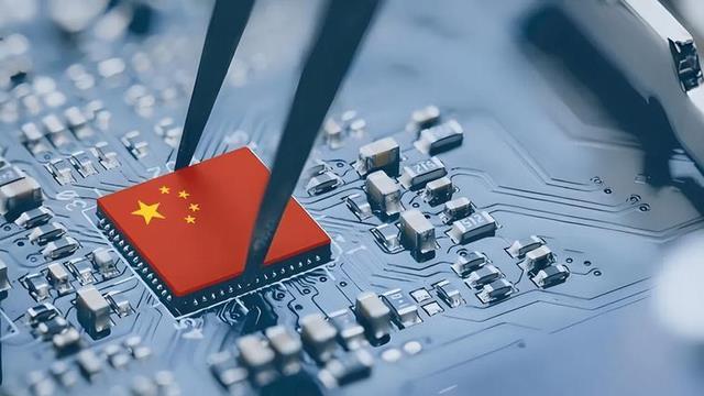不怕断供了，国产芯片或换道超车，中方通知美国，拜登下令严查！