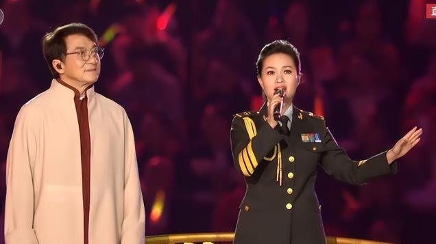 她是第一位博士级歌唱家，12次荣登春晚，丈夫的身份更是深藏不露