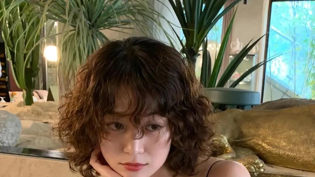 40岁左右的女性，选择齐脖层次卷发，成熟有魅力