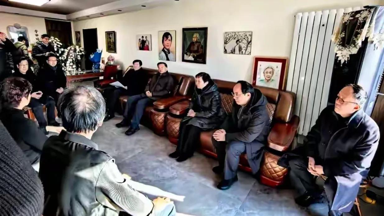 89岁谢芳追悼会！灵堂设家中，布置简单又拥挤，原因曝光令人泪目