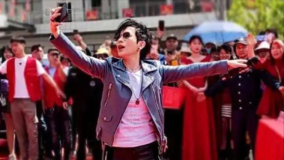 一张满脸胡茬的照片，撕下了潘美辰的面纱