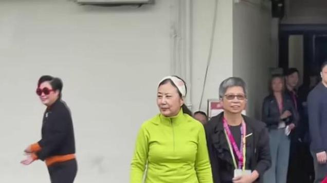 77岁汪明荃开演唱会，又唱又跳，精力堪比28