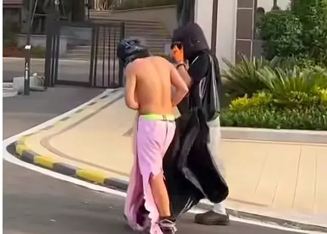 一夜猛赚3亿！疯狂讨好中国的侃爷，背后有高人