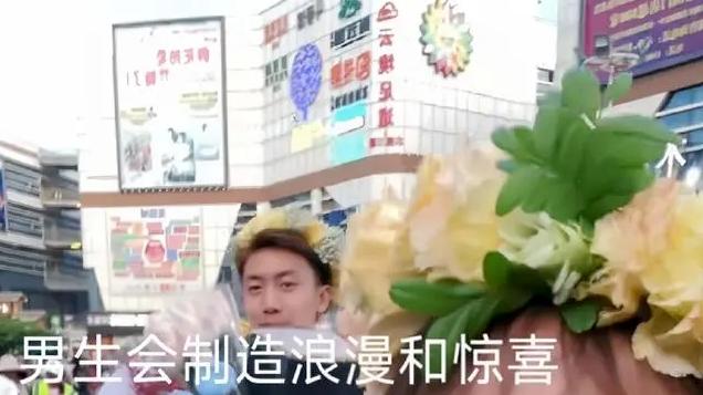 中年女子嫁年轻帅哥，二人颜值反差亮了，网友：姐妹，开课吧