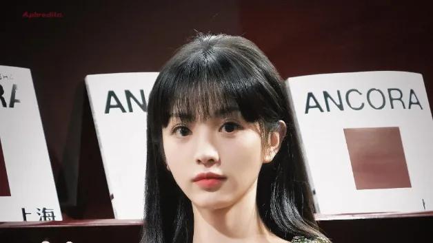 田曦薇亮相米兰时装周，侧面胸衣外露、黑长直，娱乐圈顶级身材！