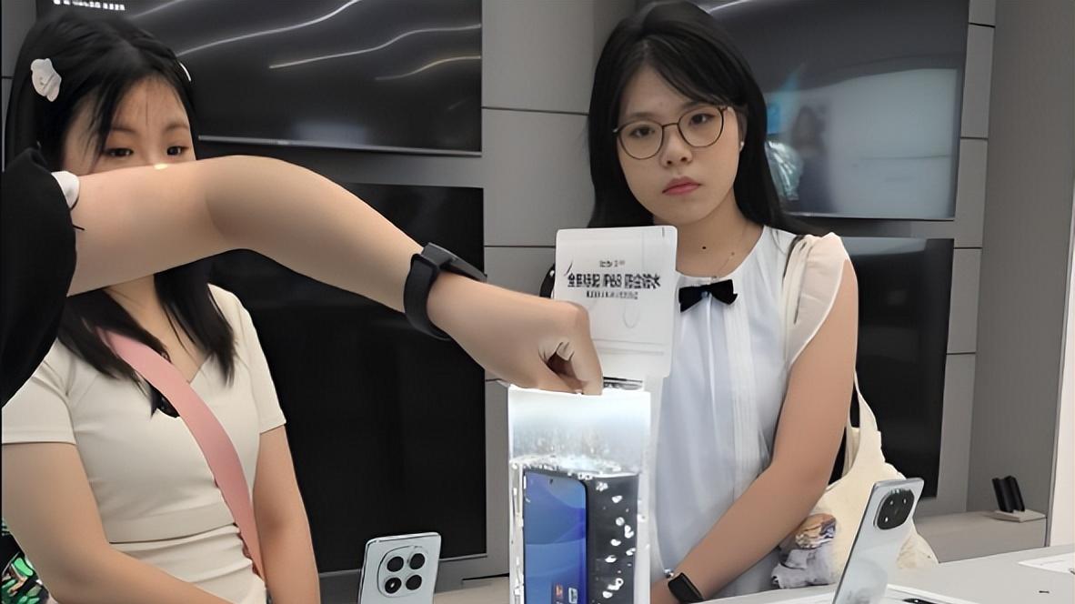 IP68防水+6200mAh+前后双曲，仅1899元，扯下友商“遮羞布”