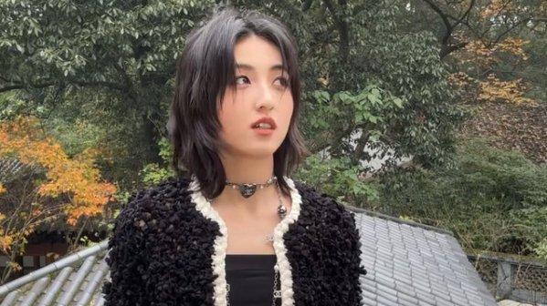 张子枫惊艳亮相香奈儿大秀，六块腹肌成焦点！网友：邻家女孩走远了
