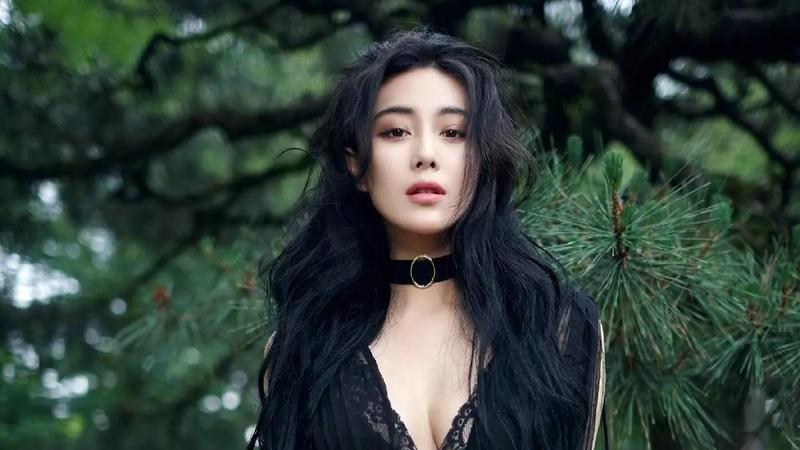 37岁张馨予近照认不出！一头红发杀马特，眼神迷离情绪状态引担忧