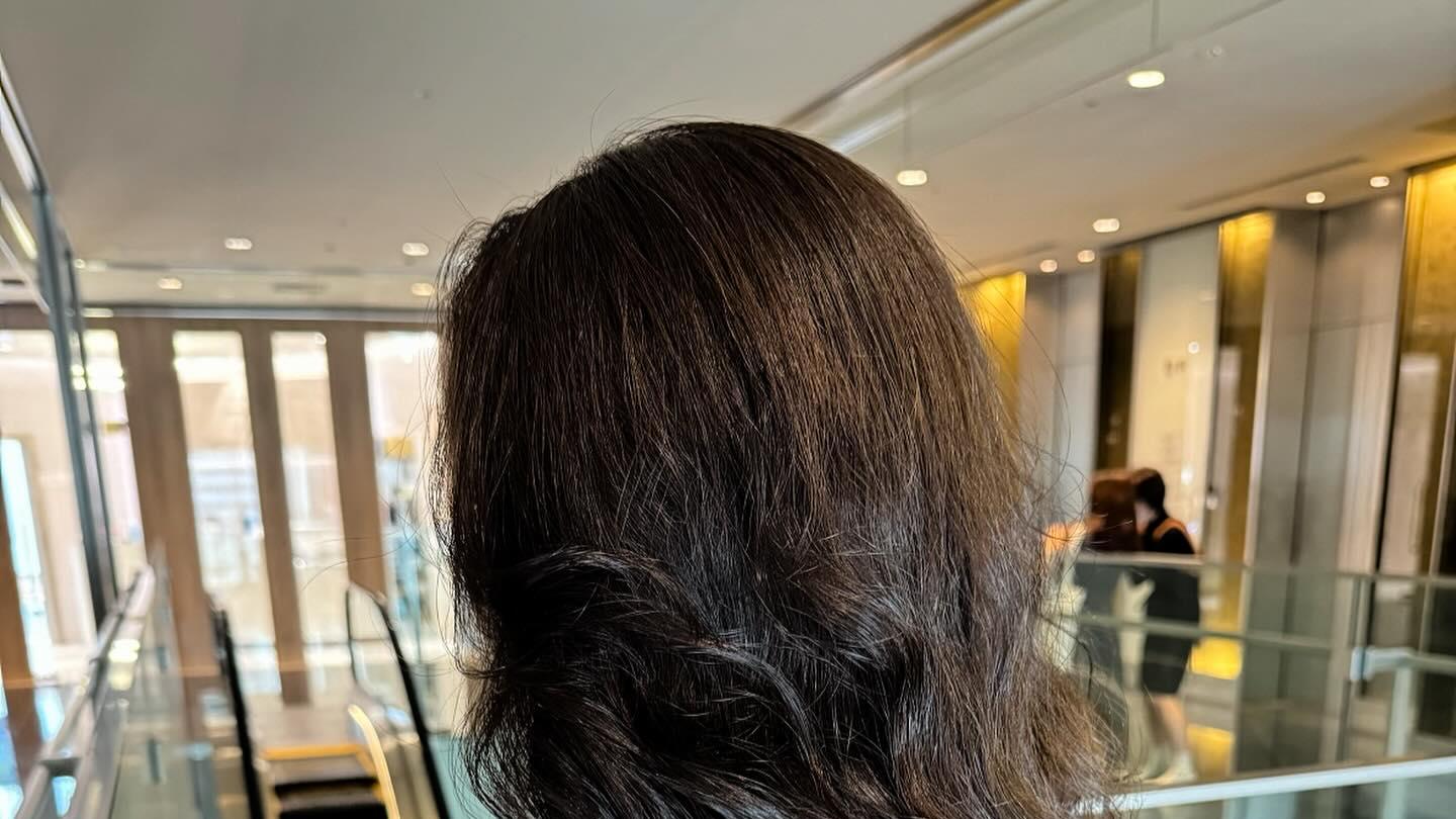 最美女发来袭：长发耳下大卷烫发，优雅时尚尽显气质