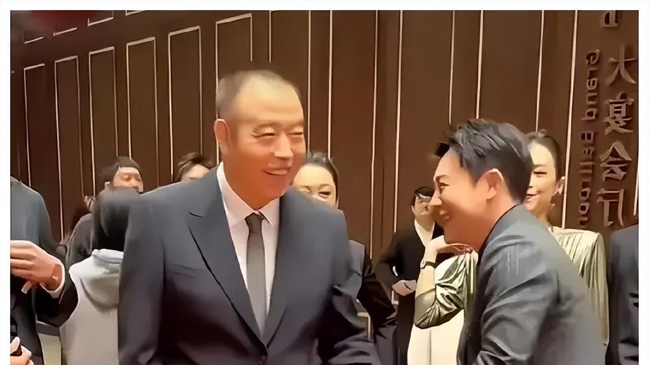 刘德华的弯腰与陈凯歌的冷漠，让金鸡奖背后权利的游戏暴露无遗