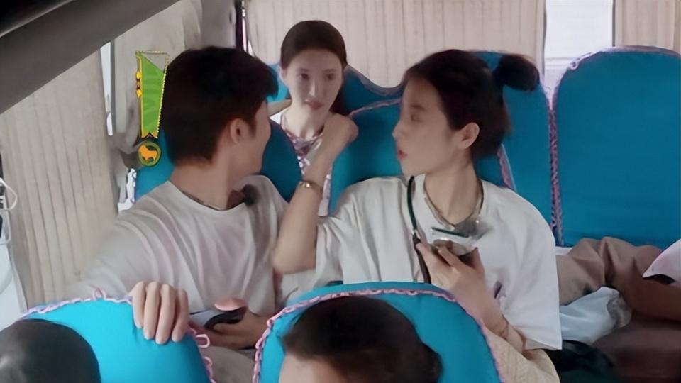 周雨彤直播回应争议，评论区瞬间沦陷，杜华的话似乎得到了印证！