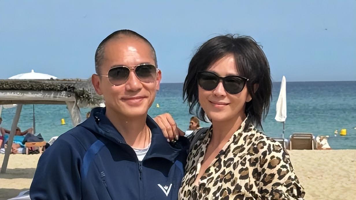 刘嘉玲和弟媳妇一起喝香槟，和梁朝伟在彩虹椅上依偎合影