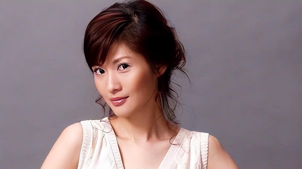 私生活混乱？被传和冯小刚夜宿8小时，从央视离职的她，如今怎样