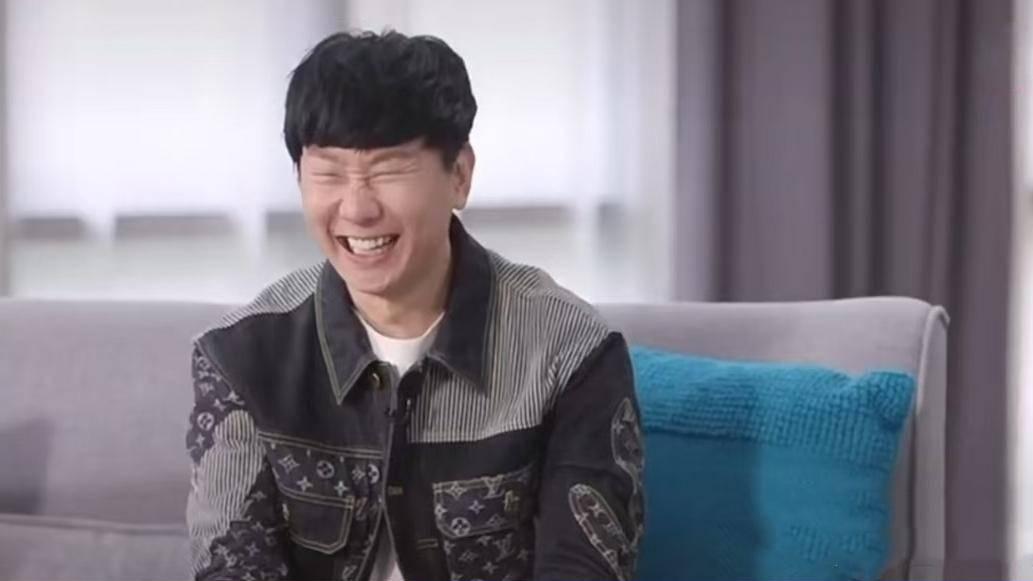 林俊杰剪了刘海换新造型，网友：好像徐志胜