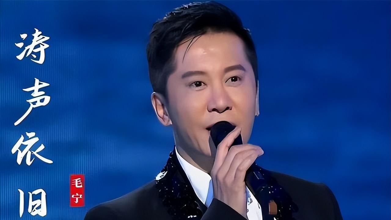 8登春晚情歌王，今成囚徒被富婆搂抱，54岁卖唱泪满裳！