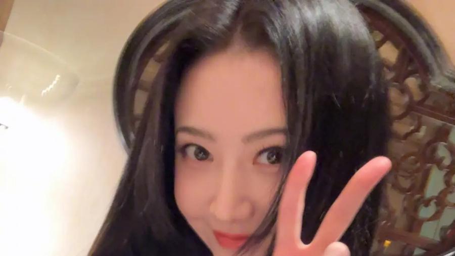 36岁景甜晒卫生间自拍照，公主切配黑长直，妥妥的大美人啊！