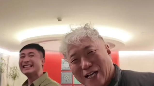 77岁侯耀华戴助听器举办家宴，吃铜火锅开两桌，餐饮大佬低调现身