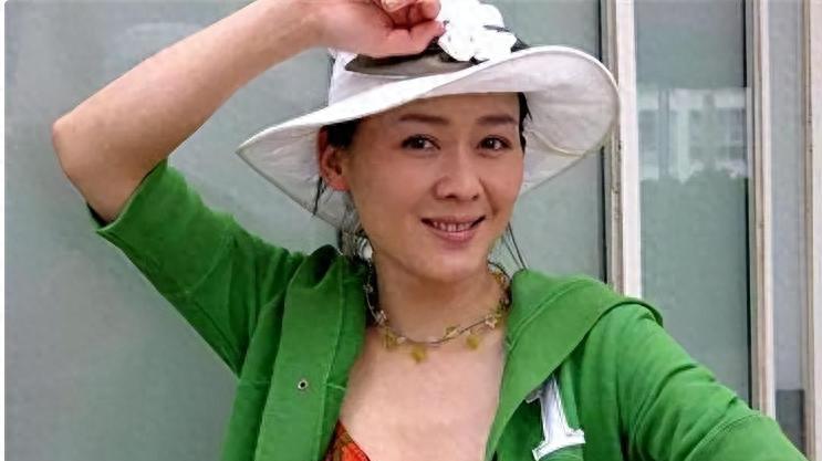 李琳：被前夫一巴掌扇到离婚，再婚嫁世界冠军后，现在过的怎么样