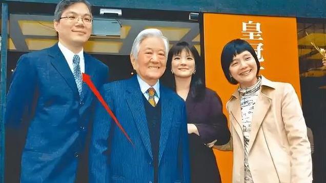 皇冠三子正式摊牌，打响反击第一枪！琼瑶最担心的事还是发生了