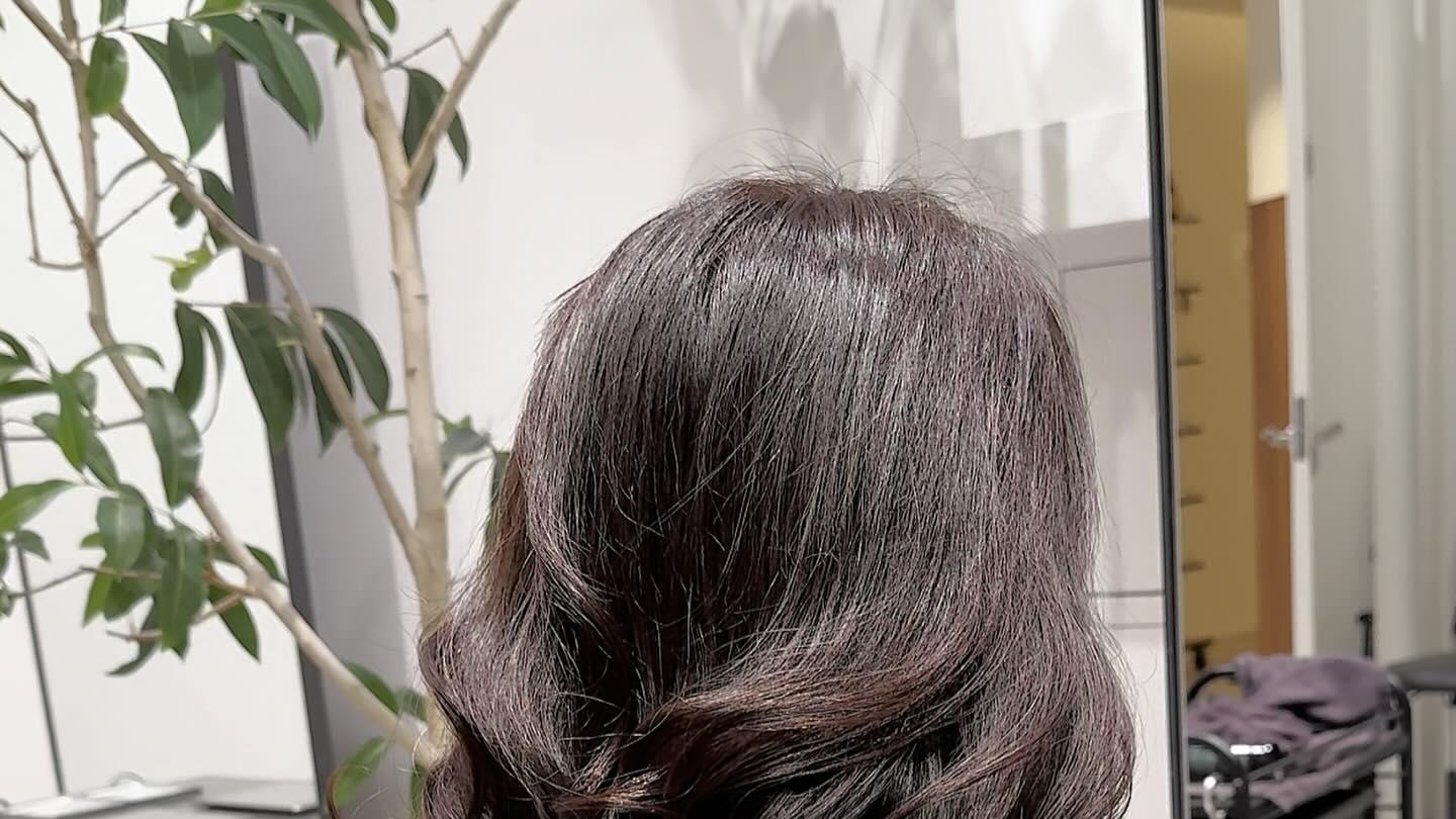 过肩长发这样烫大卷，发根保留10厘米直发，自然时尚不夸张