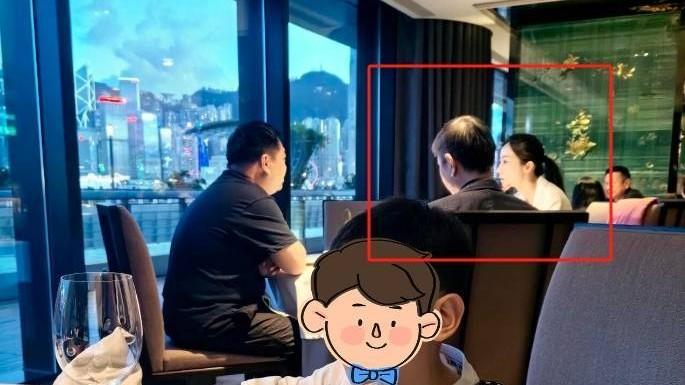 女星韩雪与老公外出就餐！肤白貌美抢眼吸睛，两夫妻好像隔辈人